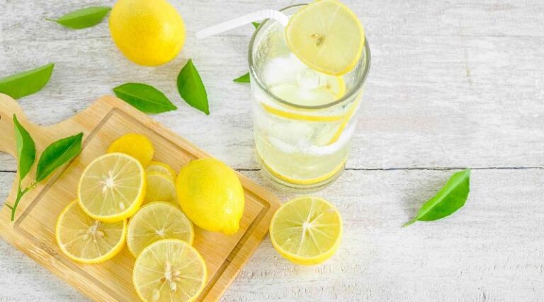 7 Reasons to Start Your Day With Lemon Water